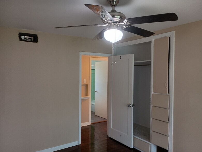 Building Photo - Room in Single Family Home on Brettonwood Dr