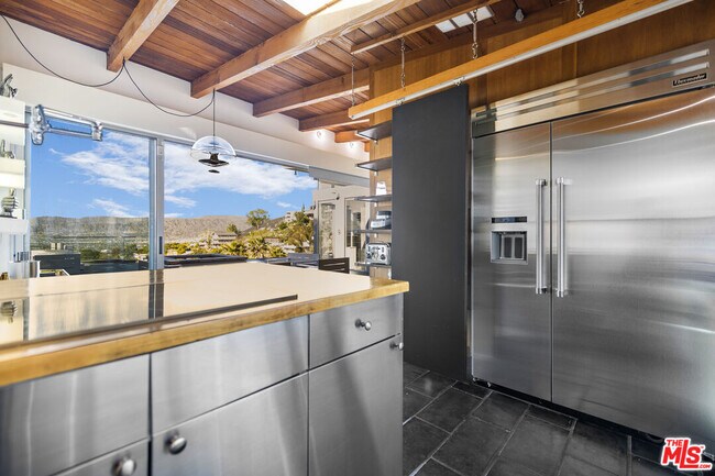 Building Photo - 7275 Mulholland Dr