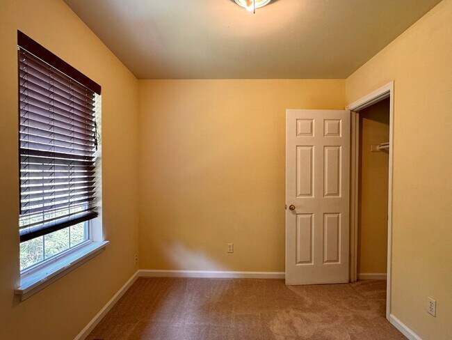 Building Photo - Briarwood Townhome close to NGIC and Hollymead Town Center!