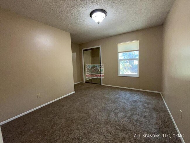 Building Photo - 1527 Spring Valley Dr