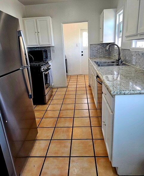 Building Photo - 1433 Livonia Ave