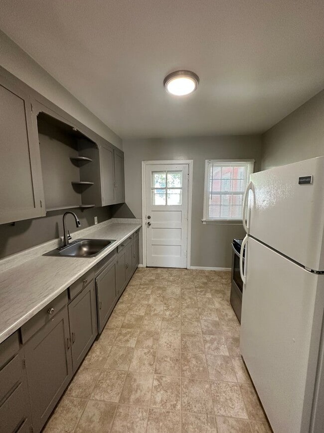 Primary Photo - 2 BEDROOM, 1 BATHROOM APARTMENT NEAR ALTA ...