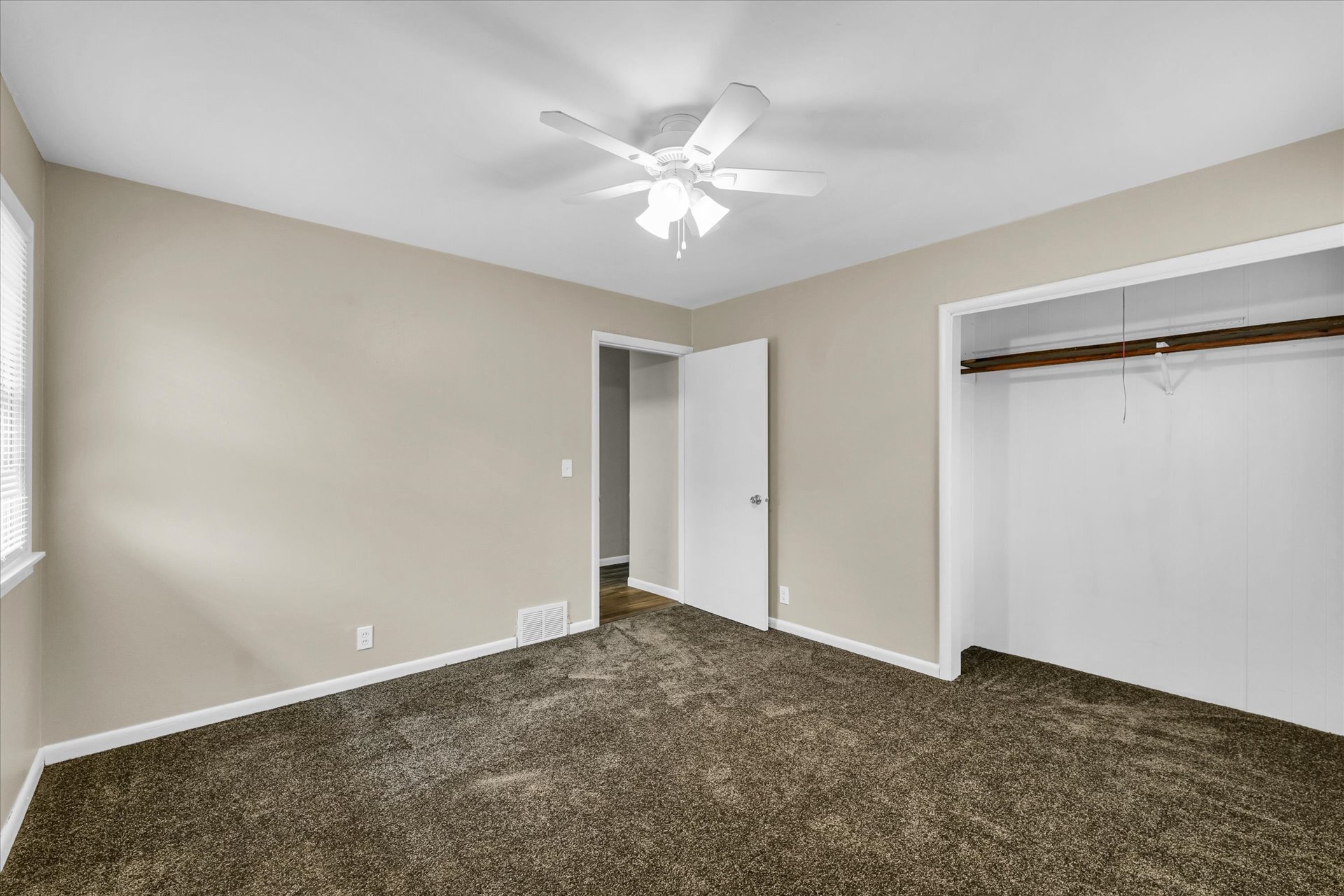 Building Photo - 19 Delaine Dr