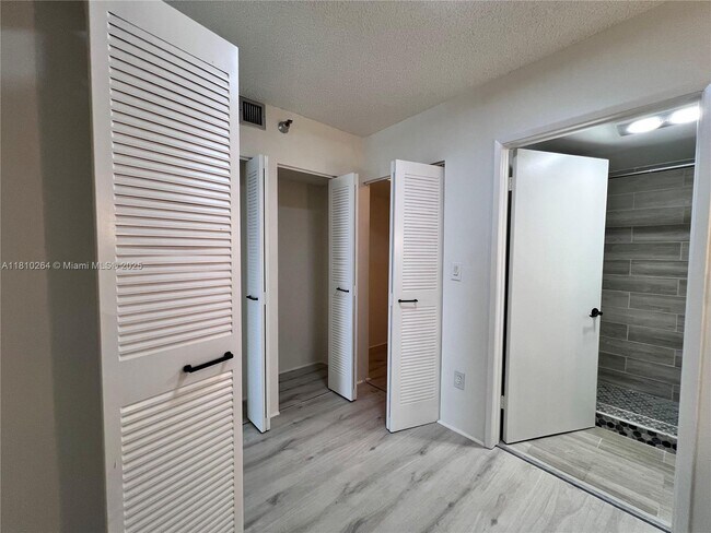 Building Photo - 20515 E Country Club Dr