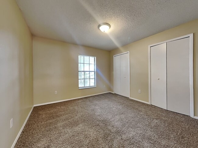 Building Photo - 15008 Redcliff Dr