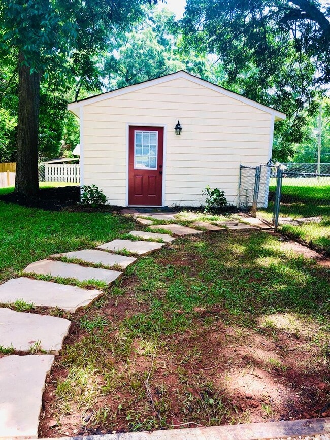 Building Photo - Plum Street-3 bedroom/2 bath home with large rocking chair front porch!