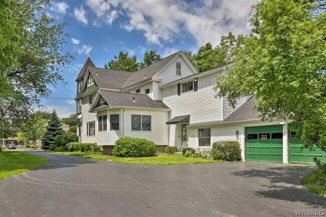 Building Photo - 2461 Bowen Rd