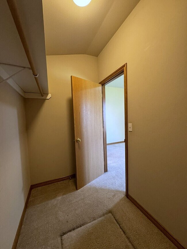 Building Photo - 4 Bedroom, 2 Bath House! Available to Rese...