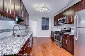 Building Photo - Gorgeous 3 Bed 2 Bath in the Edgewater area