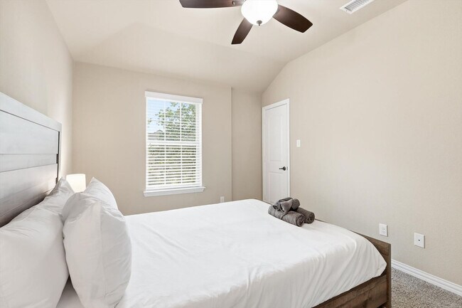 Building Photo - 1370 Pelican Dr