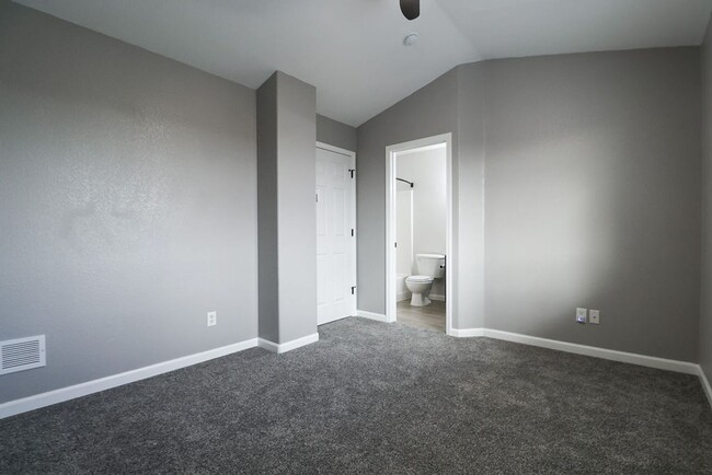 Building Photo - Beautifully Renovated Town home in Eaton.