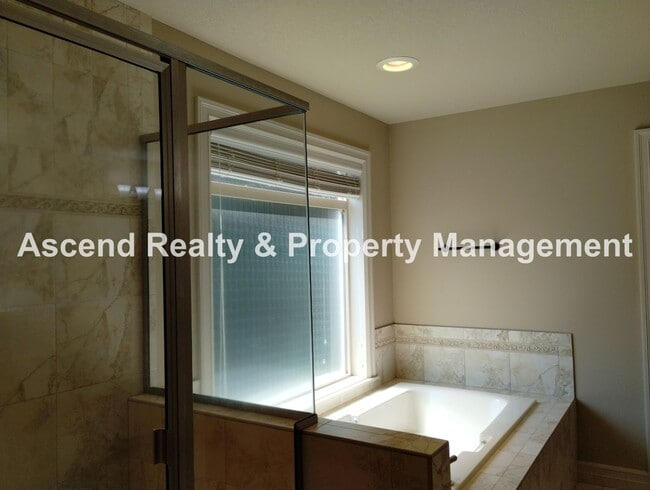 Building Photo - Elegant & Spacious 4 Bed & Bonus Home Buil...