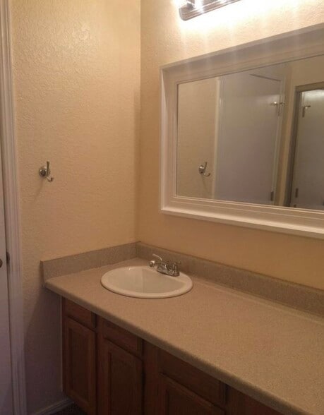 Building Photo - 9810 Walnut Ln