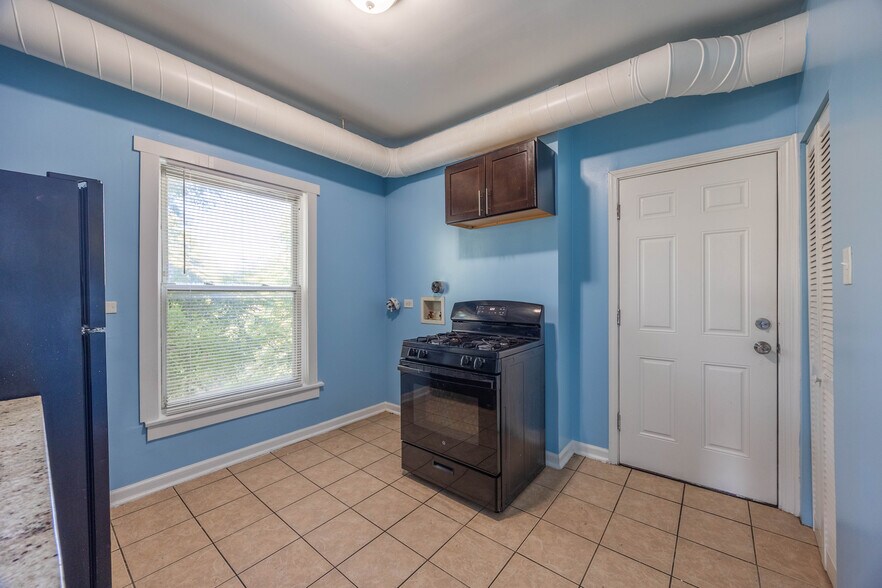 Building Photo - 4058 W Congress Pky