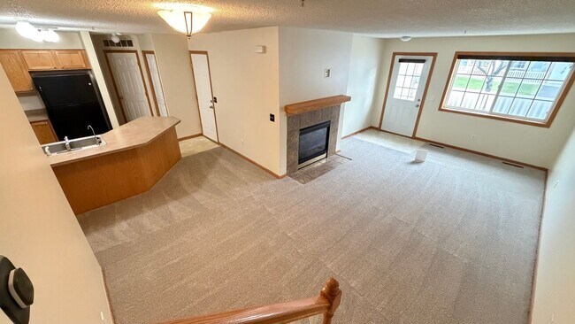 Building Photo - Freshly painted 3BD/2BA Townhome * Rosemount * Available Now