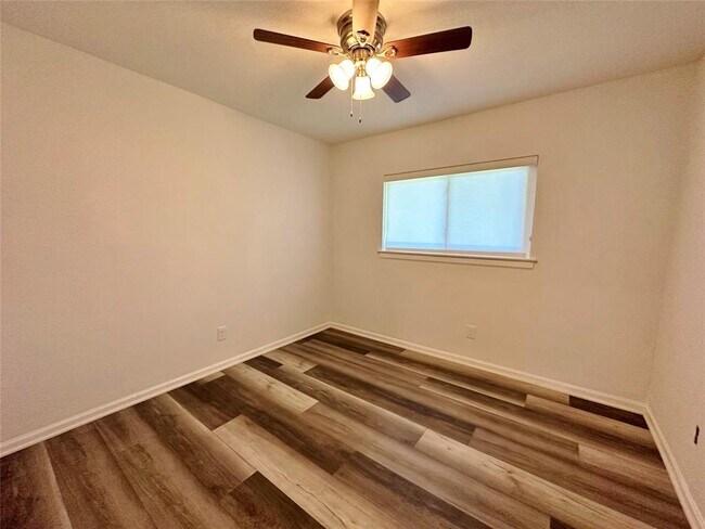 Building Photo - 814 N Riverside Dr