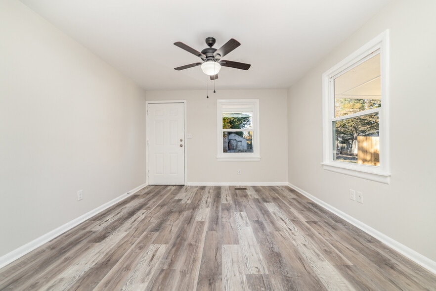 Building Photo - 211 Putnam St