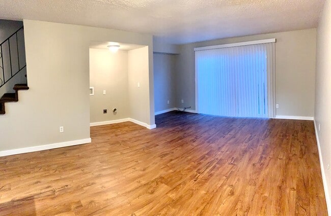 Building Photo - 2 Bedroom Town House!