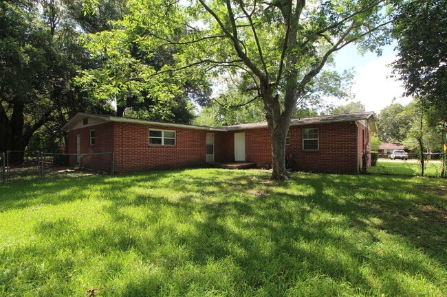 Building Photo - Updated 2 Bedroom Duplex in North Pensacol...