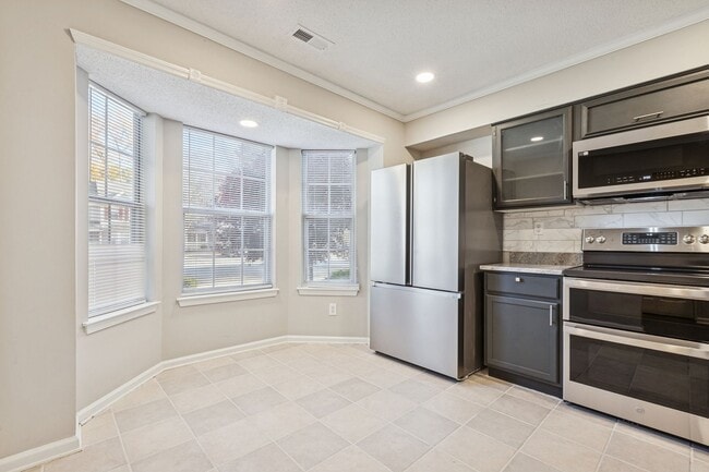 Building Photo - Hampton Townhouse-Move in Quick