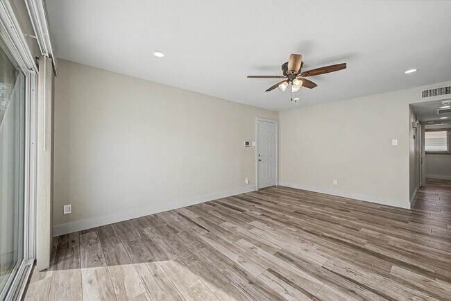 Building Photo - 710 E Bell De Mar Dr