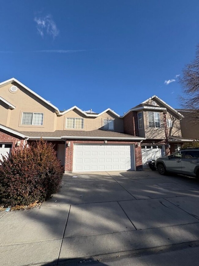 Building Photo - 3 Bedroom Townhome in South Jordan!