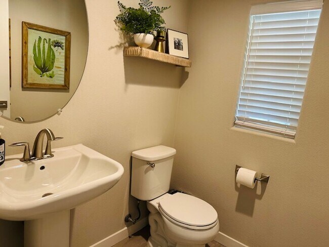 Building Photo - $2,395 Tesoro Viejo Gorgeous 2 Bed + Offic...