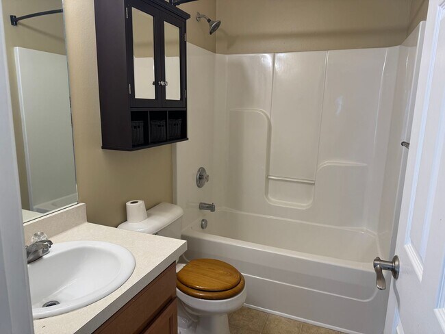 Building Photo - 2BR Townhome in Shadow Glen