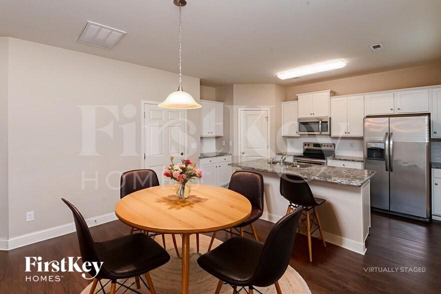 Building Photo - 9147 Marion Oaks Dr