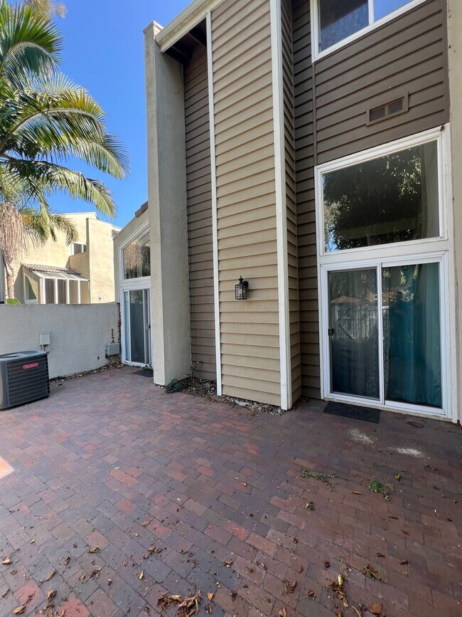 Building Photo - Tri-Level 2bed 2.5 bath Huntington  Beach Condo