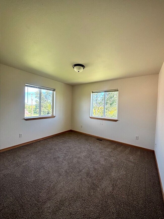Building Photo - 310 5th Ave W