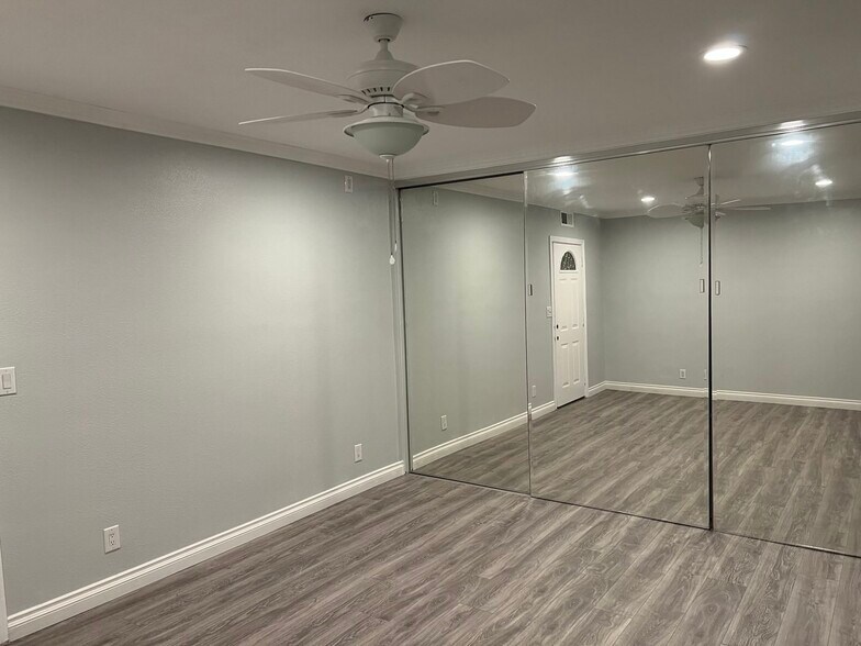 Building Photo - 6160 Whitsett Ave