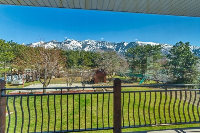 Building Photo - Beautiful 5-Bedroom Home in Sandy!