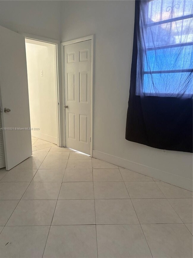 Building Photo - 927 SW 9th Ave