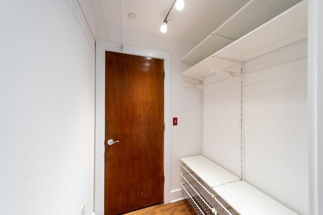 Building Photo - 66 Morris St