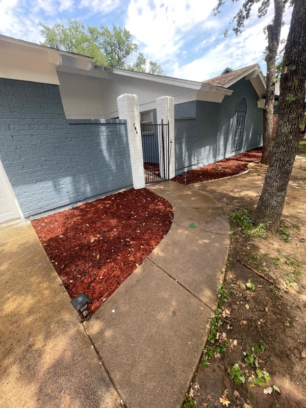 Building Photo - 704 W Pleasantview Dr