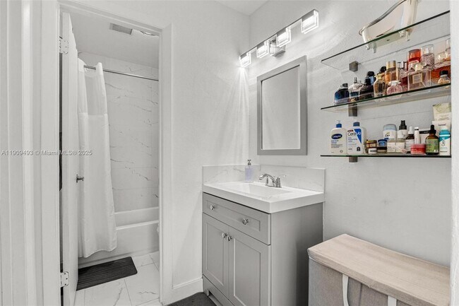 Building Photo - 1211 S Independence Dr