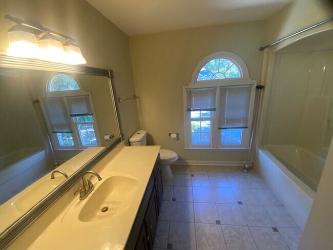Building Photo - Gorgeous 5 Bedroom 3 Bathroom Brick Home in Woodside Plantation!