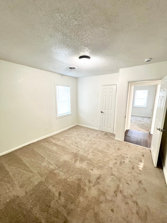 Building Photo - Newly Renovated Home