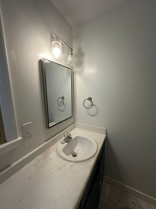 Building Photo - 3 bedrooms 2 baths, Split Level in the loc...