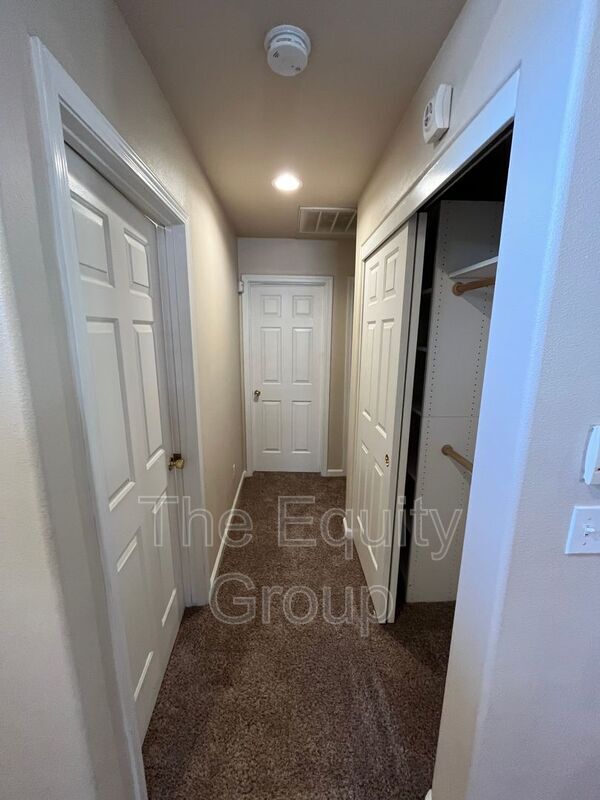 Building Photo - 1422 E Mesa Ct