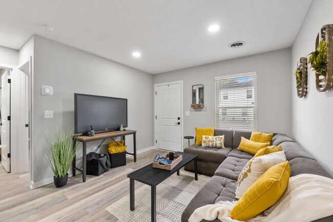 Building Photo - 382 N Franklin St