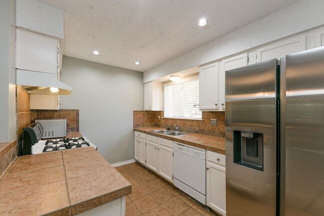 Building Photo - Marvelous in Milwood!