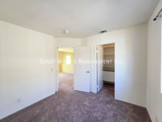 Building Photo - 2931 N Santa Fe Pl