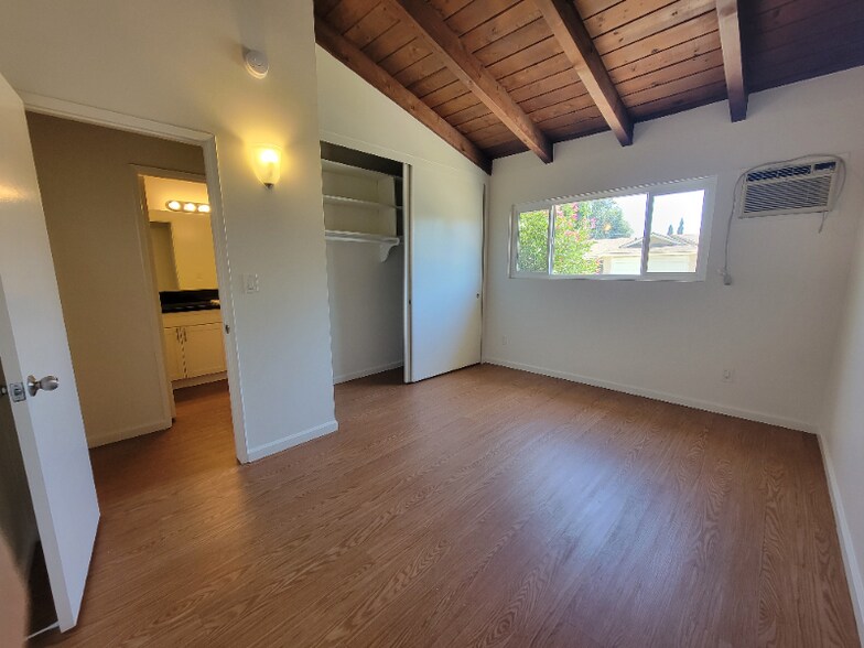 Building Photo - 7340 Ventura Canyon Ave
