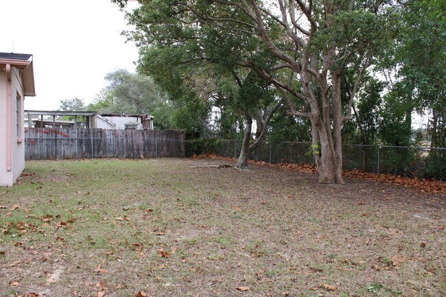 Building Photo - A charming 2-bedroom, 2-bathroom home located in the vibrant community of Spring Hill