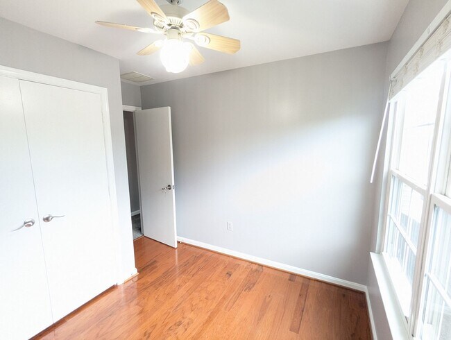 Building Photo - Beautifully maintained townhouse in Tuscar...
