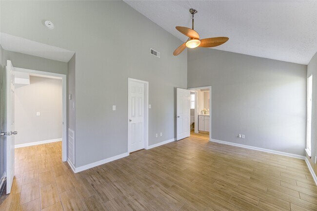 Building Photo - 5054 Pine Cliff Dr