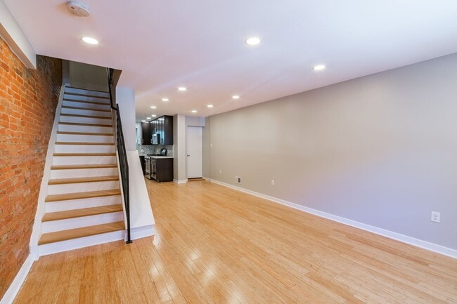 Building Photo - Three Bedroom Graduate Hospital Townhome