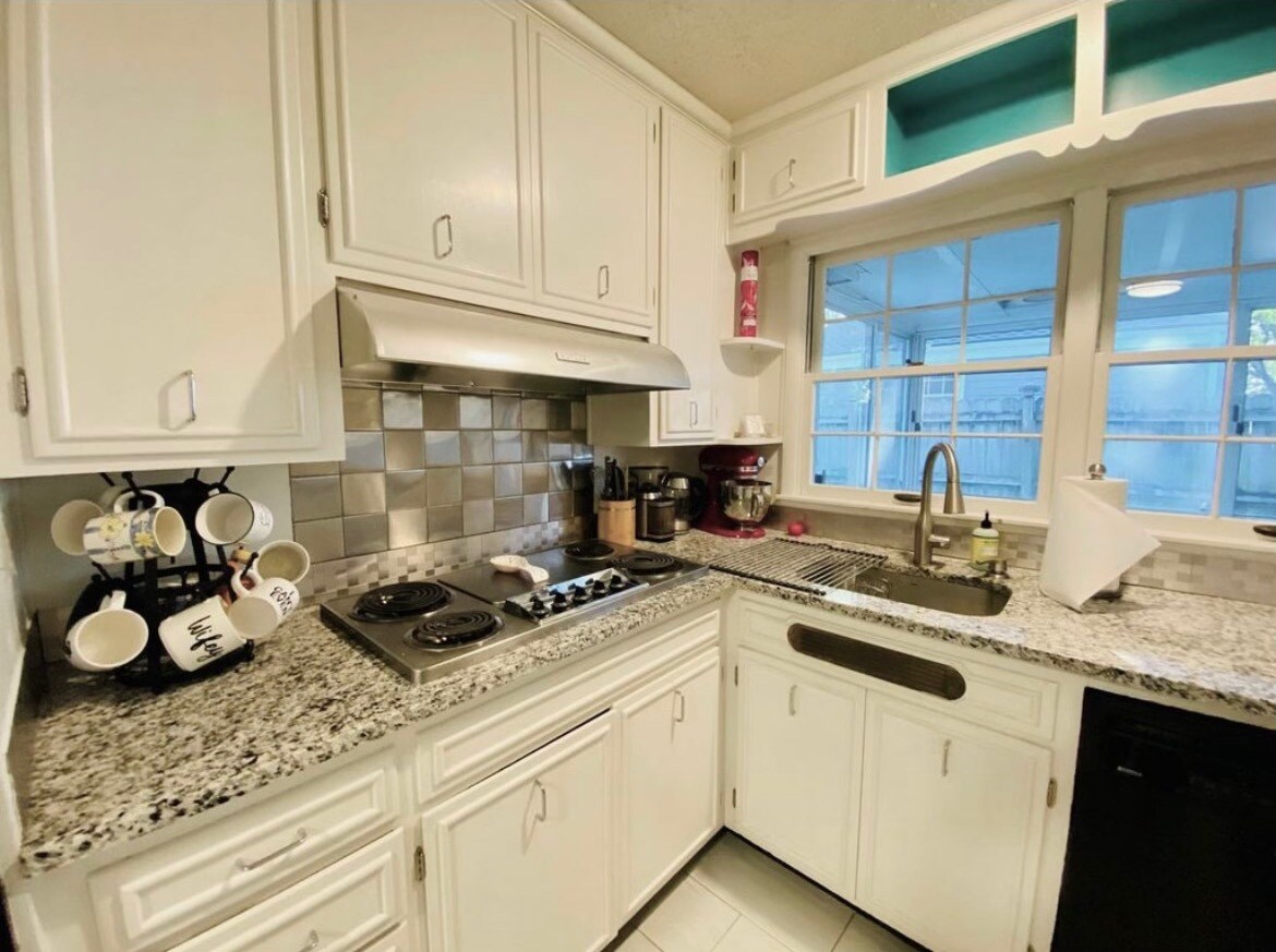 Kitchen - 4825 Pawnee Dr
